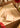 Warna merah cerah yang menjadi dasar seluruh desain ini, dengan garis sulaman yang memperindah kesederhanaan kain ini menjadi anggun dan menawan. Menghiasi tepian kain dari seri meja makan ini—tatakan piring, tatakan gelas, dan serbet—adalah pola yang mengingatkan pada gambar teknik dalam struktur menenun. 