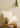 Bantal slub putih tenunan tangan di ruang tamu yang terinspirasi oleh nuansa alami dengan palet berwarna netral.